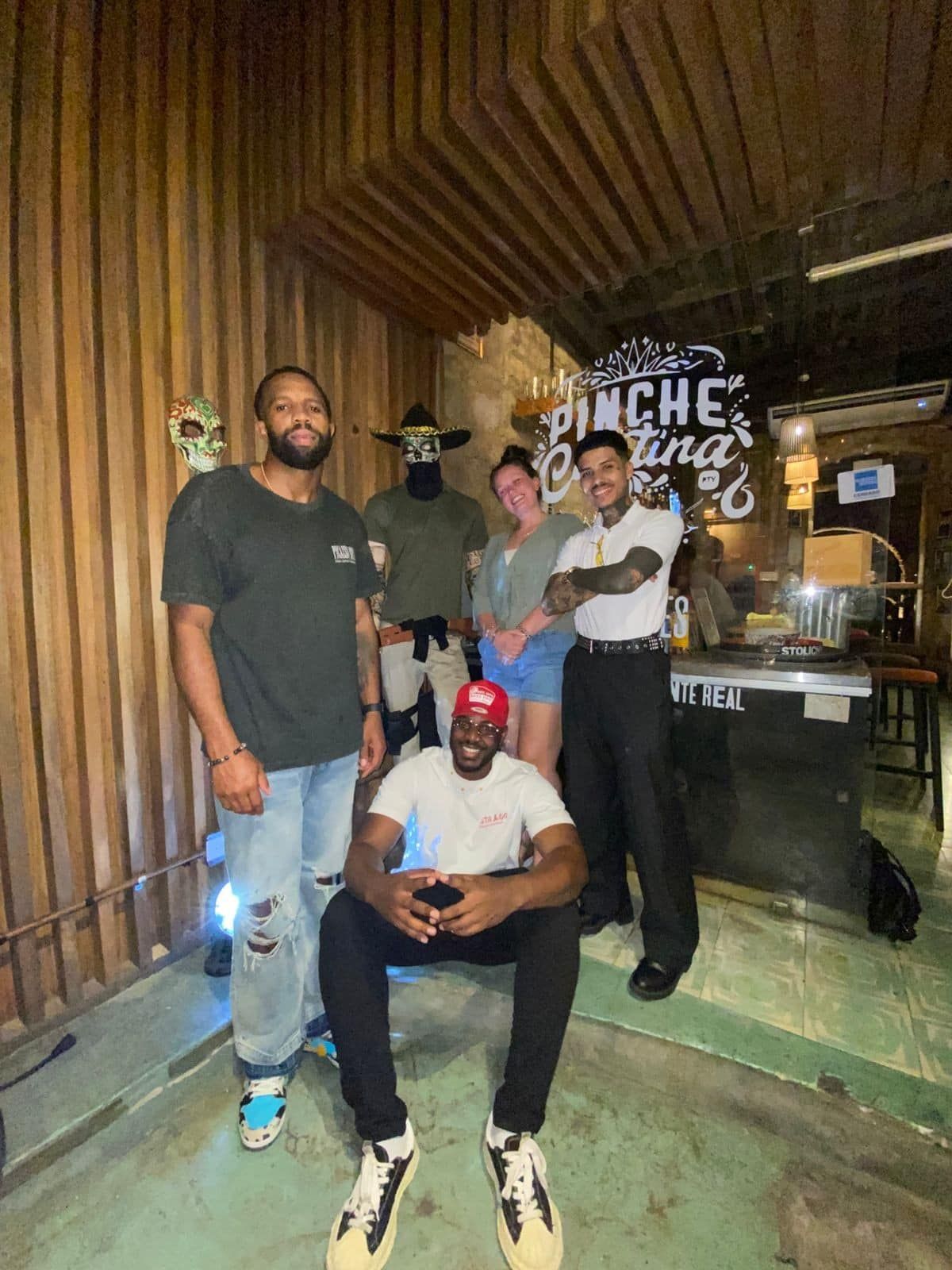 Grupo de amigos posando para una foto dentro de un acogedor restaurante durante un photowalk en Casco Antiguo, Ciudad de Panamá.