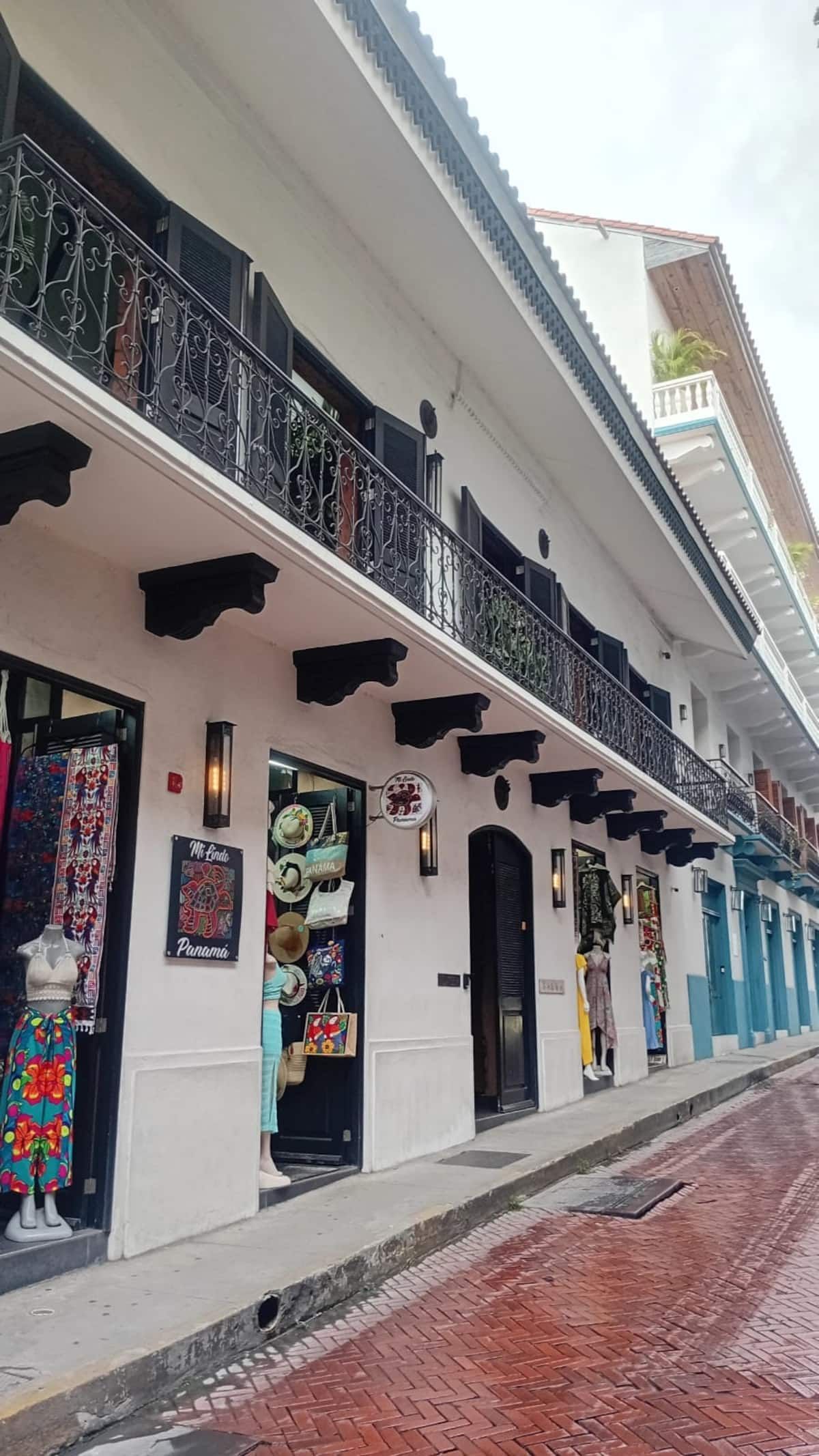 Explorando las coloridas tiendas y la arquitectura colonial del Casco Viejo en Ciudad de Panamá, Panamá