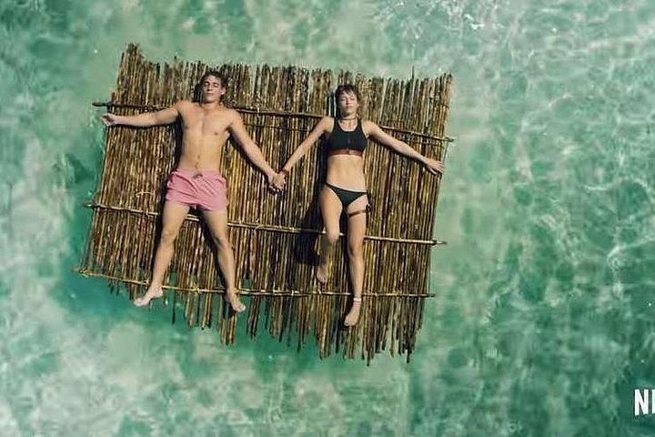 Couple relaxing on a bamboo raft in turquoise waters during a San Blas Islands day trip from Panama City, offered by Bandits Adventure Tours Panama.