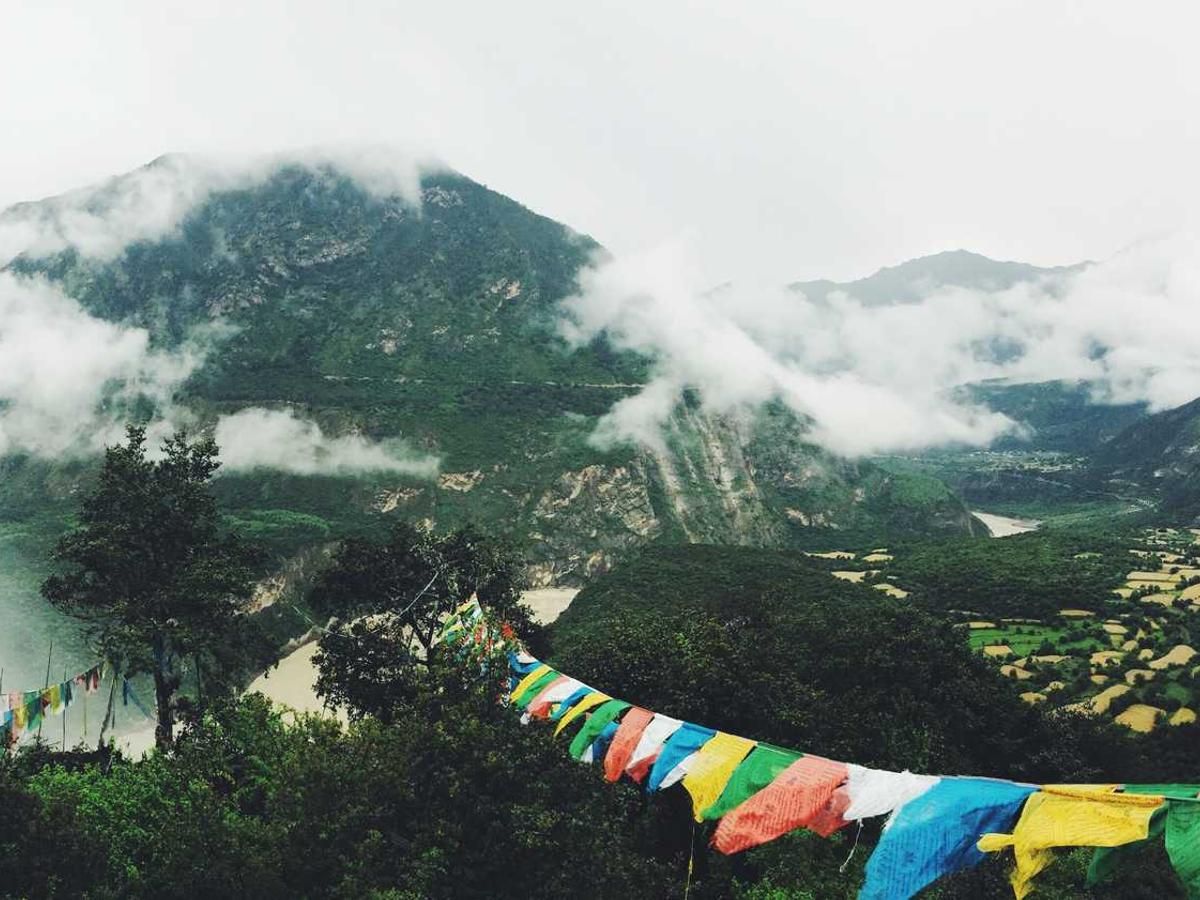 Tyrolienne urbaine au-dessus de la ligne d'horizon de Panama City (Avenida Balboa)