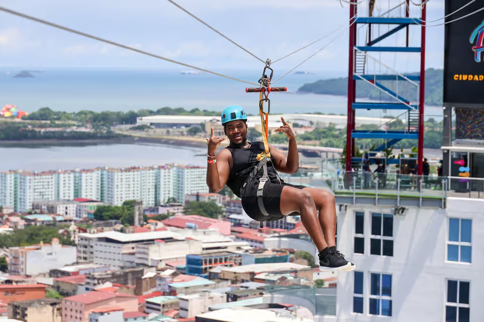Tirolesa Urbana sobre el Skyline de la Ciudad de Panamá (Avenida Balboa) - Photo 5